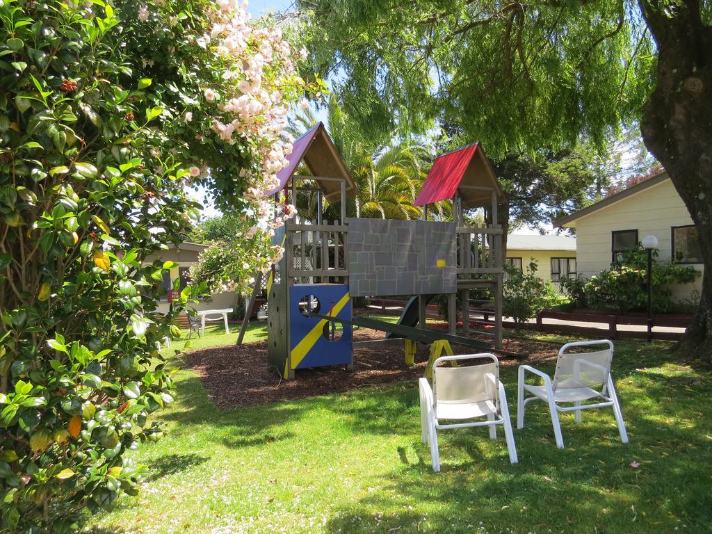 Camellia Court Family Motel Таупо Екстер'єр фото